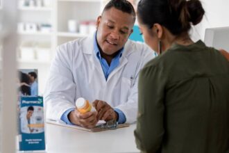 Image of a pharmacist explaining a medication to a customer