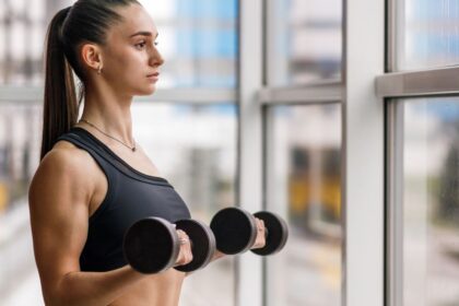 Tone your upper arms with bicep curl exercise: 5 benefits and how to do it