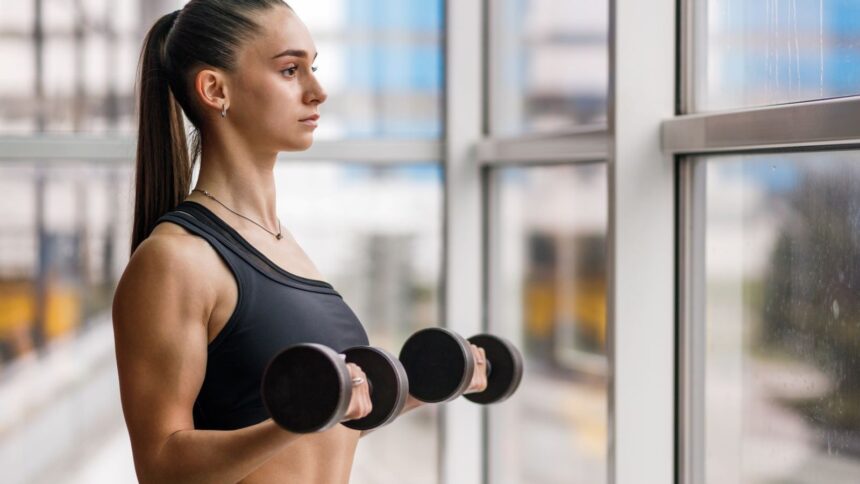 Tone your upper arms with bicep curl exercise: 5 benefits and how to do it