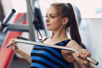 Strengthen your upper body with lat pulldown exercise: 5 benefits and how to do it