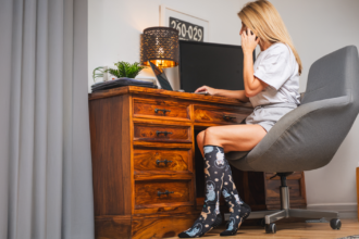 Why Office Workers Should Consider Wearing Compression Socks Daily